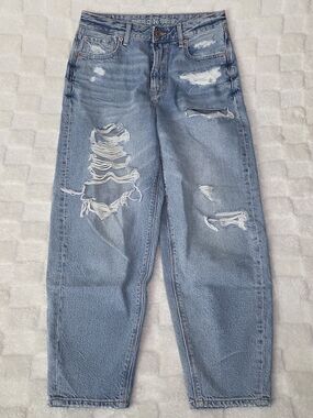 American Eagle Ripped Relaxed Mom Jean Daylight Destroy Size 4 Regular BNWOT